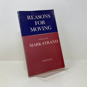 以下が含まれることがあります： マーク・ストランド著「Reasons for Moving」というタイトルの赤と青のハードカバーの本。アテネウム出版