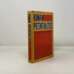 Può includere: Un libro giallo e rosso intitolato "Human Potentialities" di Gardner Murphy. La copertina del libro presenta il titolo in grassetto nero e il nome dell'autore in lettere nere più piccole.