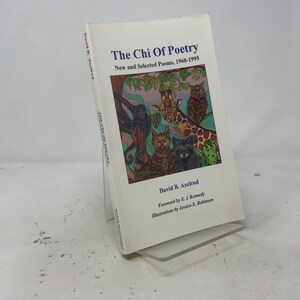 以下が含まれることがあります： デビッド・B・アクセルロッド著『The Chi Of Poetry: New and Selected Poems, 1960-1995』というタイトルのソフトカバー本。白い表紙には、キリン、フクロウ、猫、アライグマ、カエルが描かれたカラフルなイラストが施されています。X・J・ケネディによる序文が含まれています。