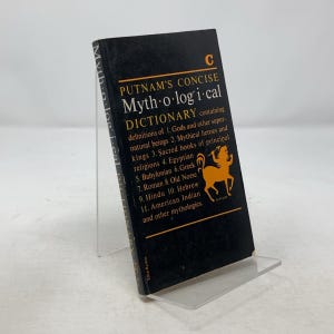 Peut inclure: Un livre noir avec des lettres dorées intitulé "Putnam's Concise Mythological Dictionary". La couverture du livre représente une créature mythique avec un corps de cheval et une tête humaine.