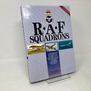 以下が含まれることがあります： 「RAF Squadrons」というタイトルの青い本で、表紙には飛行機の写真が載っています。この本は、1912年以降のすべてのRAF飛行隊とその前身についての、移動と装備に関する包括的な記録です。