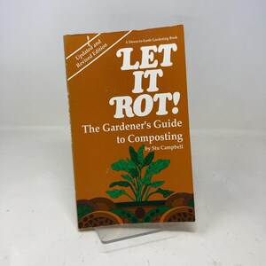 Könnte beinhalten: Ein orangefarbenes Buch mit dem Titel "LET IT ROT!" mit weißem Text, untertitelt "The Gardener's Guide to Composting". Das Cover zeigt eine grüne Pflanzenillustration und den Namen des Autors, Stu Campbell. Es ist eine aktualisierte und überarbeitete Ausgabe.