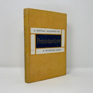 以下が含まれることがあります： 表紙に「A Popular Dictionary of Protestantism」というタイトルと著者「K. Wilkinson Riddle」が印刷された黄色の本です。