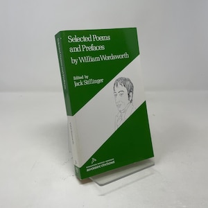 Pode incluir: Um livro de capa dura verde e branco intitulado "Selected Poems and Prefaces by William Wordsworth", editado por Jack Stillinger. O livro apresenta um retrato de um homem. O livro é exibido em um suporte de plástico transparente.