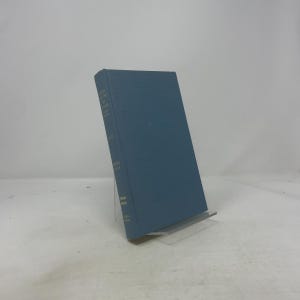 Könnte beinhalten: Ein teal-farbenes Hardcover-Buch mit dem Titel "American Literature" von Daniel Aaron, mit goldener Schrift. Das Buch steht auf einem transparenten Acrylständer vor einem weißen Hintergrund. Der Buchrücken ist sichtbar und zeigt Titel und Autor.