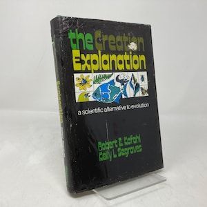 以下が含まれることがあります： ロバート・E・コファールとケリー・L・セグレイブスによる「The Creation Explanation: A Scientific Alternative to Evolution」というタイトルの黒い本。表紙には、魚、植物、昆虫のカラフルなイラストが描かれている。