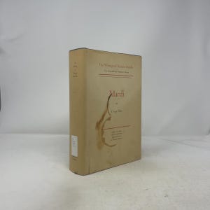 Könnte beinhalten: Ein Hardcover-Buch mit dem Titel "Mardi" von Herman Melville. Das Buch hat einen beigefarbenen Einband mit rotem Text und einem braunen Fleck. Der Titel ist in einer Serifenschrift gesetzt. Das Buch ist Teil der "Northwestern-Newberry Edition".