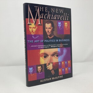 Peut inclure: Une couverture de livre avec un schéma de couleurs rouge, blanc et bleu. Le titre est "Le Nouveau Machiavel : L'Art de la Politique en Affaires". L'auteur est Alistair McAlpine. Une citation de Margaret Thatcher est incluse : "...commentaire perspicace sur les principes intemporels de Machiavel en matière de fourberie."