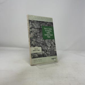 Op de afbeelding: Een vintage boek getiteld "The U.C. System for Producing Healthy Container-Grown Plants" door Kenneth F. Baker. De omslag heeft een groen en wit ontwerp met plantenafbeeldingen. Het boek is een handleiding van de Universiteit van Californië.