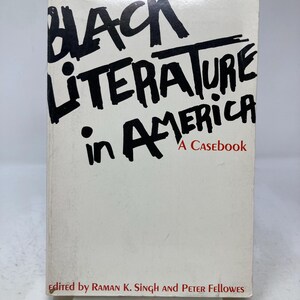 Puede incluir: Un libro titulado "Black Literature in America" con texto negro manuscrito sobre fondo blanco. El libro es un caso pr&aacute;ctico, editado por Raman K. Singh y Peter Fellowes.