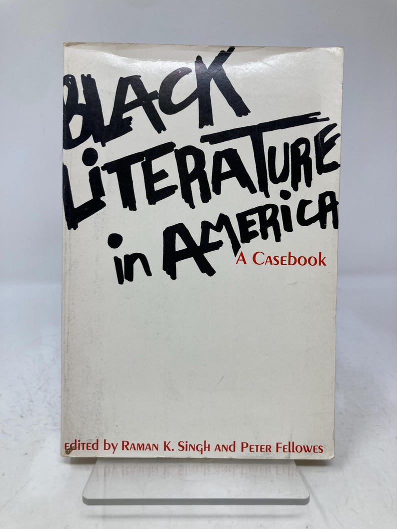 Puede incluir: Un libro titulado "Black Literature in America" con texto negro manuscrito sobre fondo blanco. El libro es un caso pr&aacute;ctico, editado por Raman K. Singh y Peter Fellowes.