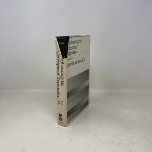 Op de afbeelding: Een paperback boek getiteld "Psychoanalytic Concepts of Depression" door Myer Mendelson, M.D. Het boek heeft een witte kaft met zwarte tekst en een gestreept ontwerp. De rug bevat ook de titel. Het boek is een tweede editie.