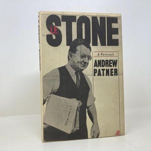 Könnte beinhalten: Ein Buchcover mit dem Titel "L.E. Stone" in großen schwarzen Buchstaben. Das Cover zeigt ein Schwarzweißfoto eines Mannes, der eine Weste trägt und eine Zeitung hält. Der Text "A Portrait Andrew Patner" ist in Schwarz auf weißem Hintergrund gedruckt.