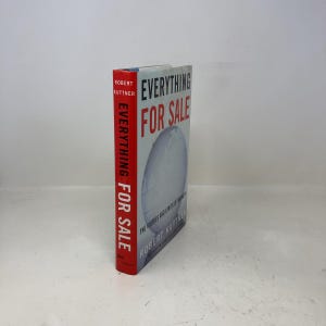 Op de afbeelding: Een hardcover boek getiteld "Everything For Sale" van Robert Kuttner. De voorkant is wit met een wereldbolafbeelding en rode tekst. De rug is rood met witte tekst. Het boek onderzoekt de deugden en grenzen van markten.