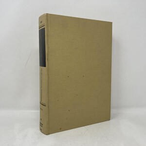 Può includere: Un libro con copertina rigida con una copertina beige e un dorso nero. Il libro è in piedi e sembra in buone condizioni. Il titolo e l'autore sono stampati sul dorso.