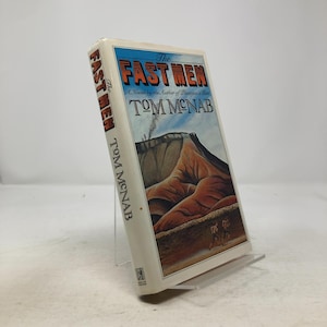 Könnte beinhalten: Ein Buch mit dem Titel "The Fast Men" von Tom McNab. Das Cover zeigt eine Landschaft mit einem Berg und Figuren. Der Buchrücken zeigt den Titel und den Namen des Autors.