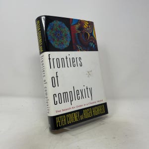 Può includere: Un libro con copertina rigida intitolato Frontiers of Complexity di Peter Coveney e Roger Highfield. La copertina presenta uno sfondo bianco con testo nero e una sezione superiore che mostra intricati motivi frattali colorati in blu, rosso e giallo.