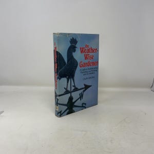 Può includere: Un libro intitolato "The Weather-Wise Gardener" con una copertina blu. La copertina presenta un'illustrazione nera di una banderuola a forma di gallo e il nome dell'autore, Calvin Simonds. Il dorso del libro mostra anche il titolo.