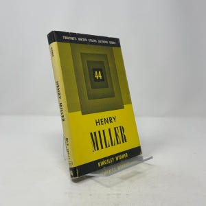 Puede incluir: Un libro de tapa dura titulado "Henry Miller" de la serie Twayne's United States Authors. El libro tiene una cubierta amarilla con un diseño geométrico y el número 44. El nombre del autor es visible.