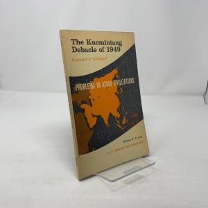 Könnte beinhalten: Ein Vintage-Buch mit dem Titel "The Kuomintang Debacle of 1949" mit dem Untertitel "Conquest or Collapse?". Das Cover zeigt eine orangefarbene Asienkarte auf dunklem Hintergrund. Teil der Reihe "Problems in Asian Civilizations".