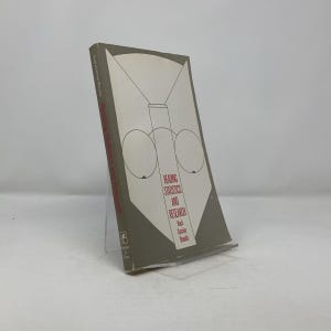 Può includere: Un libro grigio con il titolo "Reading Statistics and Research" di Black, Cameron e Bounds. La copertina presenta un'illustrazione stilizzata di un imbuto con due cerchi in basso.