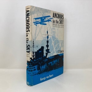 Könnte beinhalten: Ein blauer und weißer Buchumschlag mit dem Titel "Anchors in the Sky" und dem Untertitel "Spuds Ellyson The First Naval Aviator". Der Umschlag zeigt eine Schwarzweißillustration eines Doppeldeckers, der über ein Schlachtschiff fliegt.