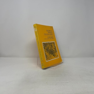 Könnte beinhalten: Ein gelbes Buch mit dem Titel "Descriptive Statistics for Sociologists" mit weißem Text. Das Buch hat ein gelbes und braunes abstraktes Design auf dem Cover. Das Buch steht auf einem transparenten Ständer.