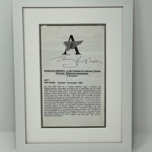 Pode incluir: Documento emoldurado com o título "ANGELS IN AMERICA: A Gay Fantasia On National Themes". O documento inclui uma sinopse, uma assinatura e um logotipo com a letra "A" e asas. A moldura é branca.