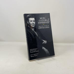 Puede incluir: Una fotografía en blanco y negro de un hombre en la portada de un libro titulado "Música, Cultura y Experiencia: Obras selectas de John Blacking". El libro está editado por Reginald Byron con un prólogo de Bruno Nettl.