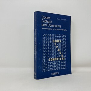 Puede incluir: Un libro azul titulado "Codes, Ciphers, and Computers" de Bruce Bosworth. La portada del libro presenta el título en blanco, junto con el subtítulo "An Introduction to Information Security". La portada también tiene un patrón de las palabras "CODES" y "COMPUTERS".
