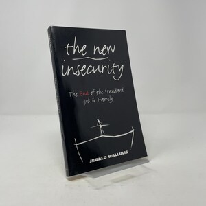 以下が含まれることがあります： 黒い表紙に「the new insecurity」というタイトルが白文字で書かれた本。副題は「The End of the standard Job & Family」で、小さく書かれています。著者の名前、Jerald Wallulis、は一番下にあります。