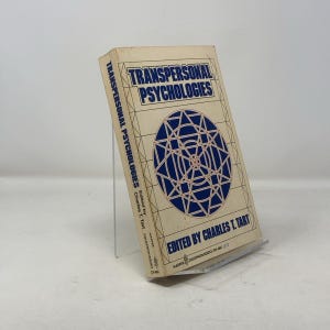 Puede incluir: Un libro titulado "Psicologías Transpersonales" editado por Charles T. Tart. La portada presenta un diseño geométrico azul y rojo.