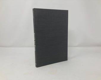 Puede incluir: Un libro de tapa dura de color gris oscuro con el título "Music for Piano" impreso en blanco en el lomo.
