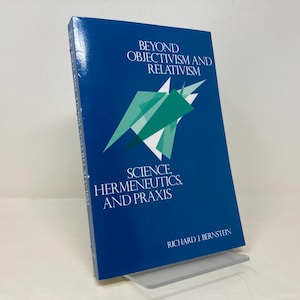 Pode incluir: Um livro azul intitulado "Beyond Objectivism and Relativism: Science, Hermeneutics, and Praxis" de Richard J. Bernstein. A capa apresenta um design abstrato verde e branco.