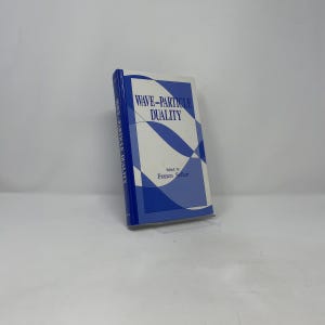 Könnte beinhalten: Ein Buch mit dem Titel "Wave-Particle Duality" mit einem weißen und blauen Einband. Das Cover hat ein geometrisches Design und den Text "Edited by Franco Selleri". Der Buchrücken trägt die Aufschrift "Wave-Particle Duality".