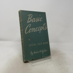 Può includere: Un libro con copertina rigida intitolato Basic Concepts in Social Case Work di Herbert H. Aptekar. Il libro presenta una copertina color verde acqua spento con testo color crema. Il titolo è scritto in un grande carattere corsivo, con il nome dell'autore in basso.