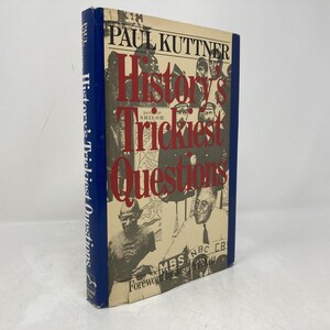Op de afbeelding: Een hardcover boek getiteld "History's Trickiest Questions" van Paul Kuttner. Het boek heeft een blauwe rug en een omslag met een collage van historische figuren en de titel in grote rode letters.
