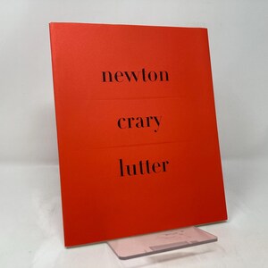 Puede incluir: Un libro rojo con las palabras "newton", "crary" y "lutter" impresas en negro en la portada.
