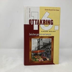 Può includere: Un libro con copertina rigida intitolato "16 Ottakring Wiener Bezirk" con copertina rossa e gialla. La copertina presenta un'immagine incorniciata di una scena di mercato. Il libro è pubblicato da Mohl Verlag e include il testo "Zwischen gestern und morgen".