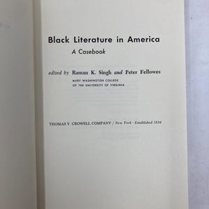 Puede incluir: Libro abierto con el t&iacute;tulo "Black Literature in America: A Casebook". Editado por Raman K. Singh y Peter Fellowes. Publicado por Thomas Y. Crowell Company, Nueva York, establecido en 1834. Las p&aacute;ginas del libro son blanquecinas.