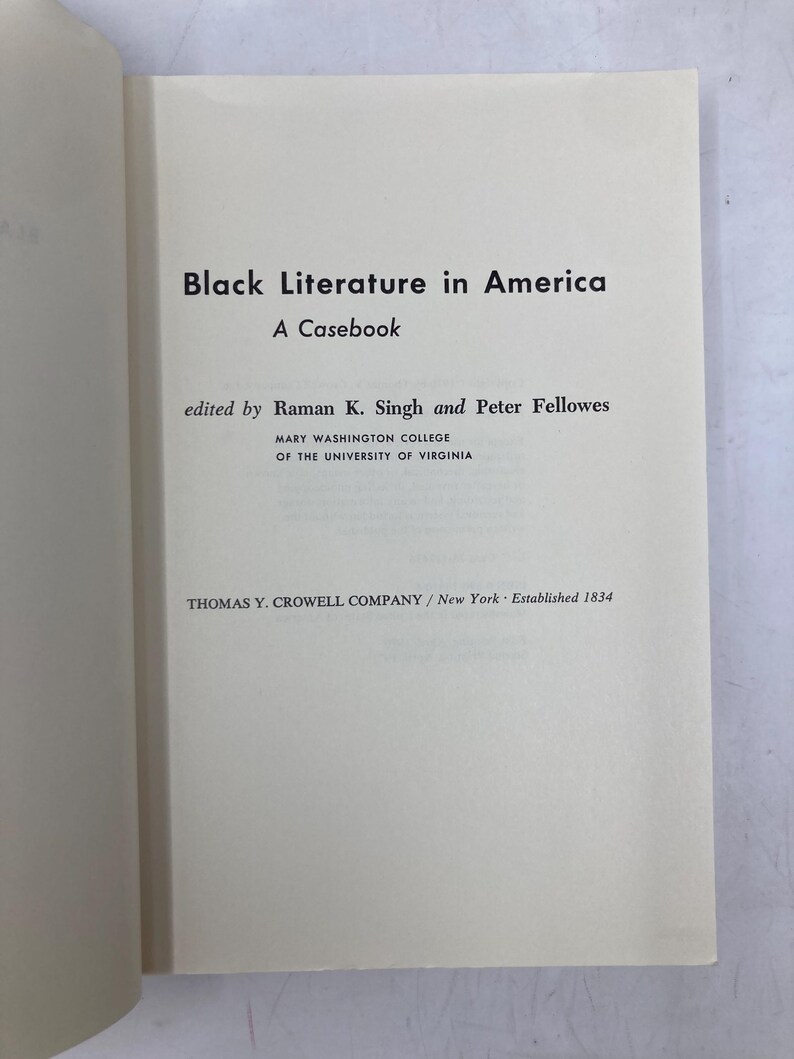 Puede incluir: Libro abierto con el t&iacute;tulo "Black Literature in America: A Casebook". Editado por Raman K. Singh y Peter Fellowes. Publicado por Thomas Y. Crowell Company, Nueva York, establecido en 1834. Las p&aacute;ginas del libro son blanquecinas.