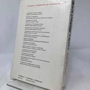 Puede incluir: Un libro de bolsillo titulado "Black Literature in America: A Casebook" de Singh y Fellowes. El libro tiene una cubierta blanca con texto negro, incluido el nombre del editor y una lista de casos.