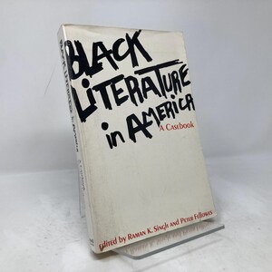 Puede incluir: Un libro de tapa dura de color crema titulado "Black Literature in America: A Casebook". El t&iacute;tulo est&aacute; en letras negras en negrita. Editado por Raman K. Singh y Peter Fellowes.