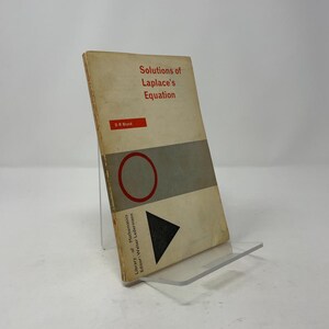 以下が含まれることがあります： D.R. Bland著「Solutions of Laplace's Equation」というタイトルのヴィンテージ本。表紙はオフホワイトで、赤と黒の幾何学模様が描かれています。本は透明なアクリルスタンドに立てかけられています。