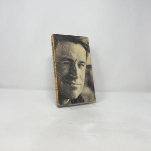 Pode incluir: Um conjunto de três canecas de cerâmica com acabamento fosco e salpicado. Cada caneca apresenta uma cor diferente: azul claro, creme e cinza. As canecas têm um design simples e moderno e uma alça confortável.