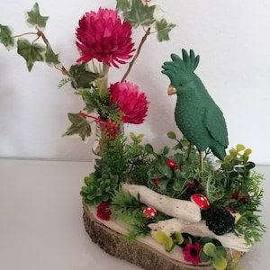 Blumengesteck künstlich Vogelparadies, Baumscheibe mit Vögel und Igel