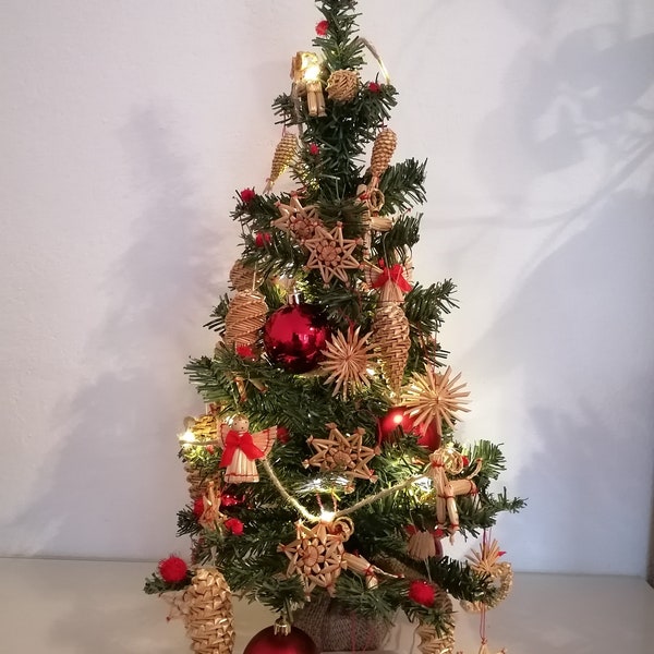 Weihnachtsbaum, beleuchtet, reichlich geschmückt, künstliche Tanne