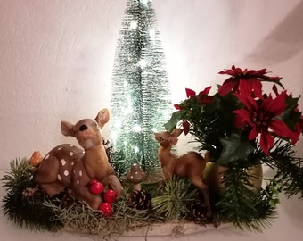 Weihnachtsgesteck mit Rehe, Weihnachtsstern und Baum mit LED Beleuchtung