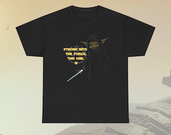 Puissant dans la Force, celui-ci est sombre. T-shirt graphique à capuche inspiré de Star Wars, représentant un maître Jedi.