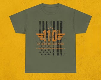 T-shirt graphique drapeau militaire vieilli de la 110e SIU